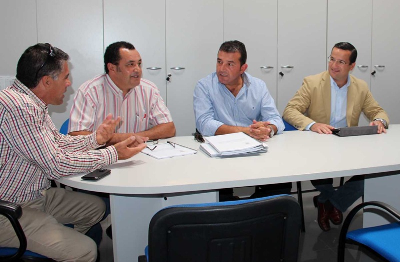 Reunión mantenida este jueves 4 de octubre entre representantes del Ayuntamiento de Yaiza y el senador Óscar Luzardo