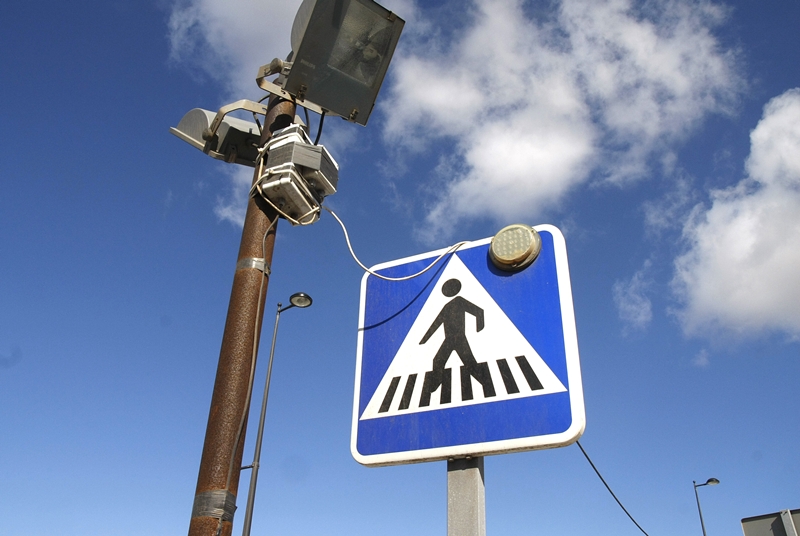 Iluminación provisional en un paso de peatones de la carretera de Tahíche, en una imagen de este lunes.