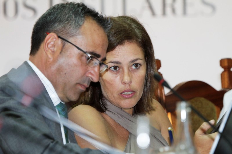 Los populares Ángel Vázquez y Ástrid Pérez, durante el pleno de este jueves.