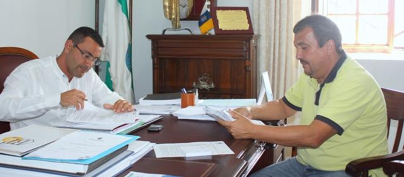 El alcalde de Teguise, Oswaldo Betancort, junto al concejal de Hacienda, Miguel Ángel Jiménez.