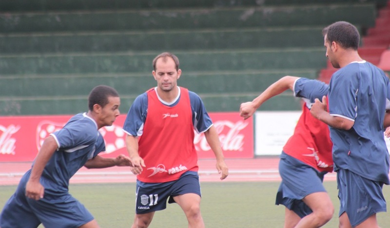 Miguel Yunes (en el centro) fue el autor de los dos goles rojillos