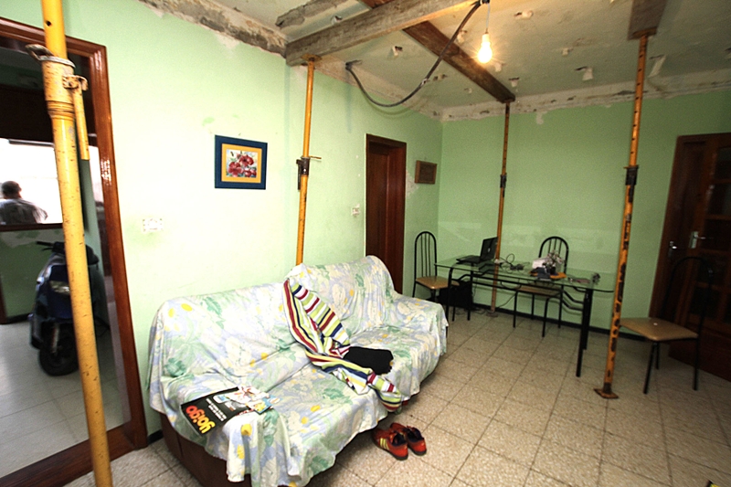 Una de las viviendas apuntaladas del barrio de Titerroy.