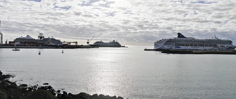 Los tres cruceros, este martes, en el muelle de Arrecife.