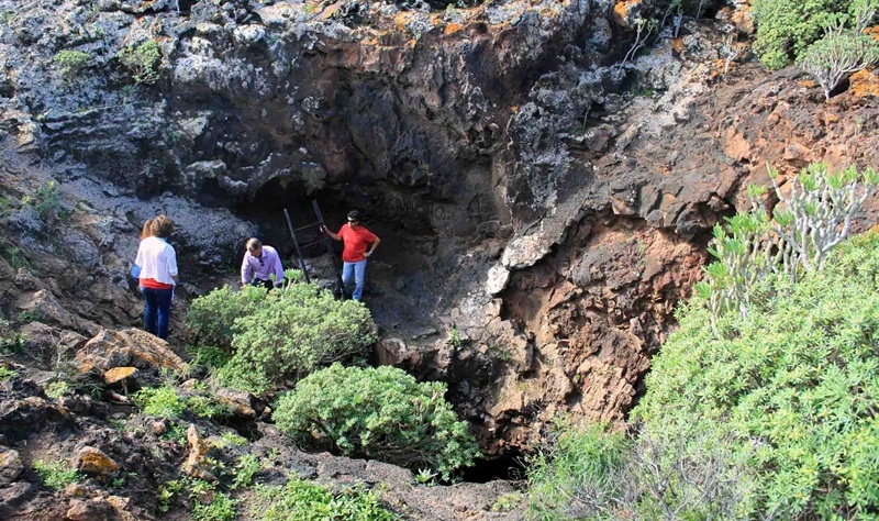 Visita realizada al acceso de la Cueva por la consejera Mónica Álvarez y técnicos del del Cabildo y el Ayuntamiento de Haría.