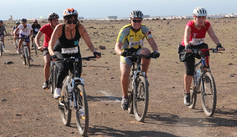 Algunos de los competidores, durante la etapa en bicicleta.