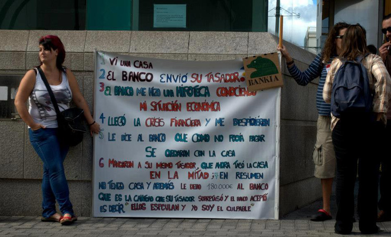 Miembros de la PAH Lanzarote, con una pancarta en la calle Real