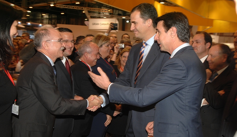 El entonces alcalde de Arrecife, Cándido Reguera, saluda al Príncipe Felipe en la edición de Fitur del año pasado.