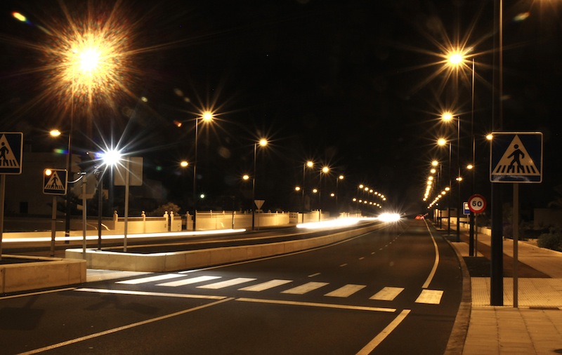 El primer tramo de la carretera de Tahíche por fin tiene luz.