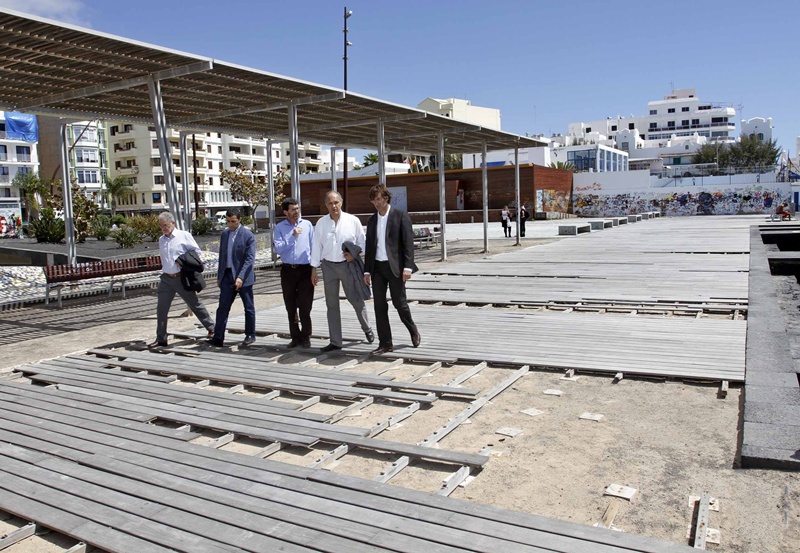 Representantes del Cabildo y el Ayuntamiento visitan el Parque Islas Canarias.