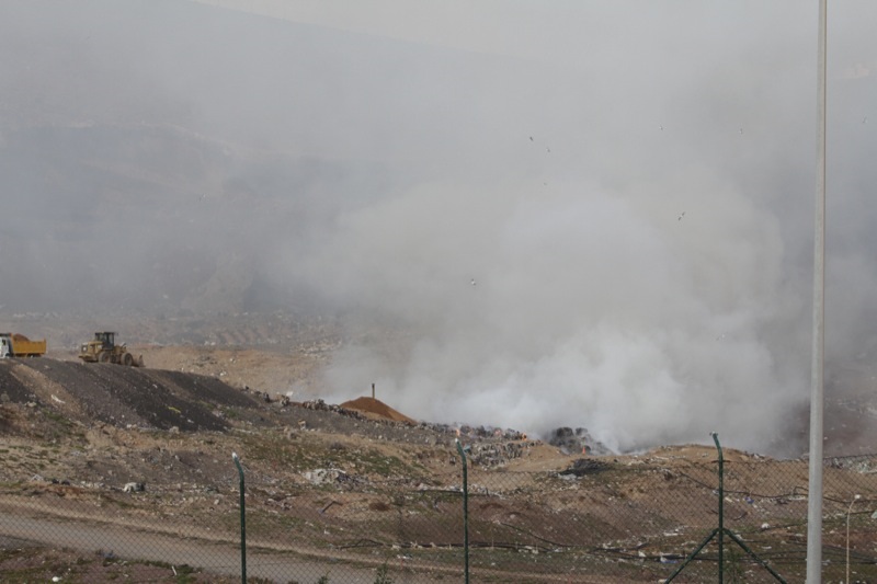 Una gran columna de humo se veía esta mañana.