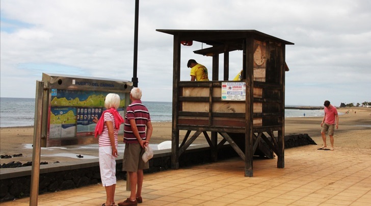 Servicio de socorristas en la playa de Los Pocillos de Puerto del Carmen.