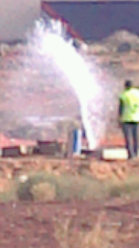 Imagen captada por un ciudadano del agua saliendo a presión de la tubería.