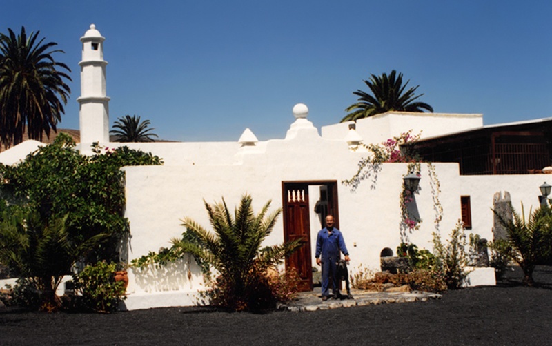 César Manrique en su casa de Haría, c. 1991 Fotog. José Luis Rojas ©Fundación César Manrique.