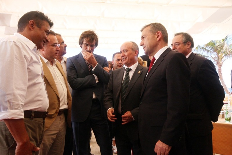 El alcalde de Tías, Pancho Hernández, con el presidente del Gobierno de Canarias, el consejero de Política Territorial,y promotores Plan de Modernización, en unas de las reuniones