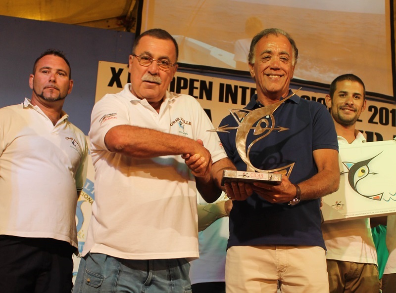 Pedro Cabrera, del Grupo Cabrera Medina, entrega el Gran Premio Cicar a Tito Mesa del “Gran Valle”