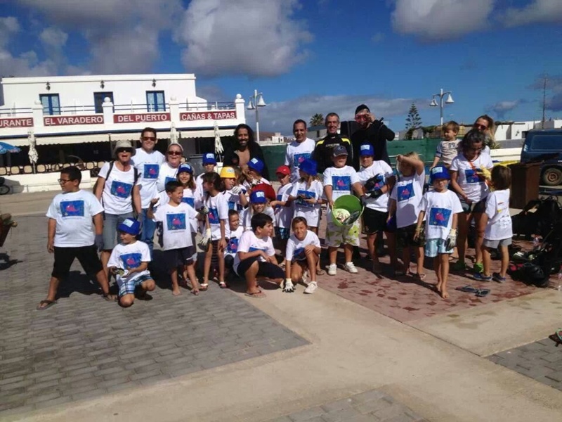 Durante tres horas, los voluntarios fueron recogiendo residuos y trasladándolos hasta el muelle.