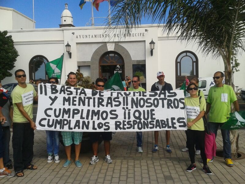 Trabajadores de Volconsa, en una concentración frente al Ayuntamiento de Arrecife.
