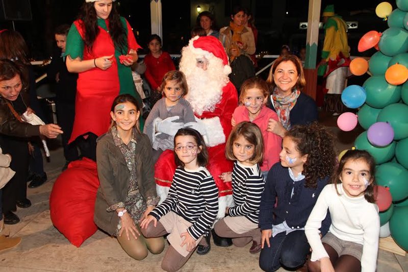 Los niños se emocionaron con la llegada de Papá Noel.