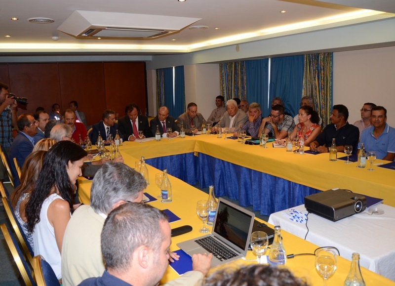 Imagen de la reunión que Paulino Rivero mantuvo con los empresarios y los responsables del Ayuntamiento de Tías en el Hotel San Antonio.