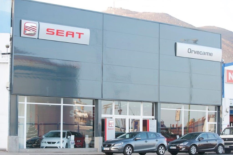 Fachada de la nueva exposición Seat de Orvecame Las Palmas en El Sebadal.