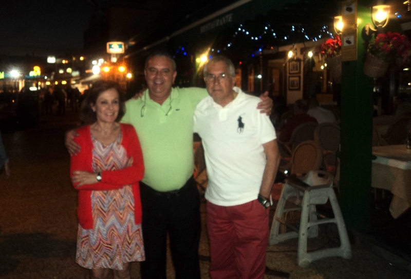 La periodista Paloma Barrientos, el empresario propietario del restaurante Brisas del Mar en Playa Blanca, Juan Cabrera Armas, y Alejandro Morales, en el primer almuerzo y cena del 2014.