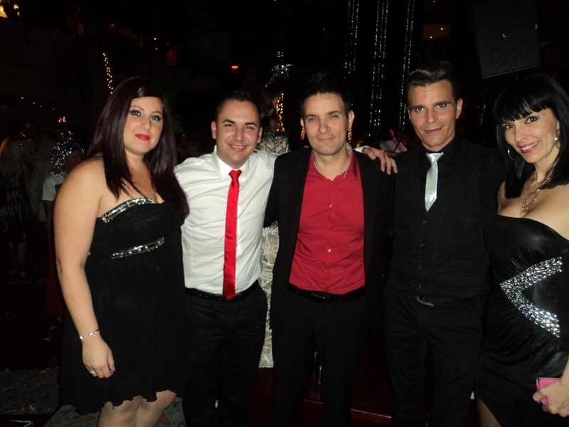 El empresario (camisa blanca) Chus, propietario de Safiroshow y de la discoteca 30 y Pico de calle José Antonio, en el Hotel Beatriz Costa Spa.