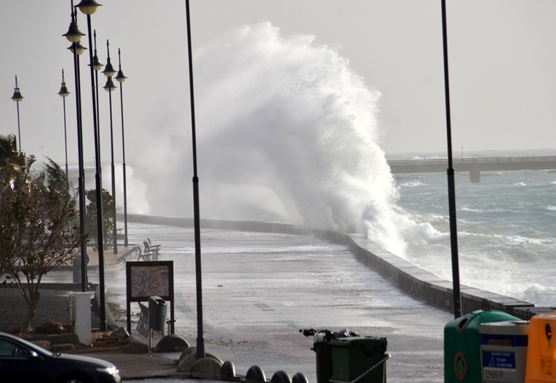 Emergencias aconseja no acercarse a la costa para evitar ser arrastrado por las olas.