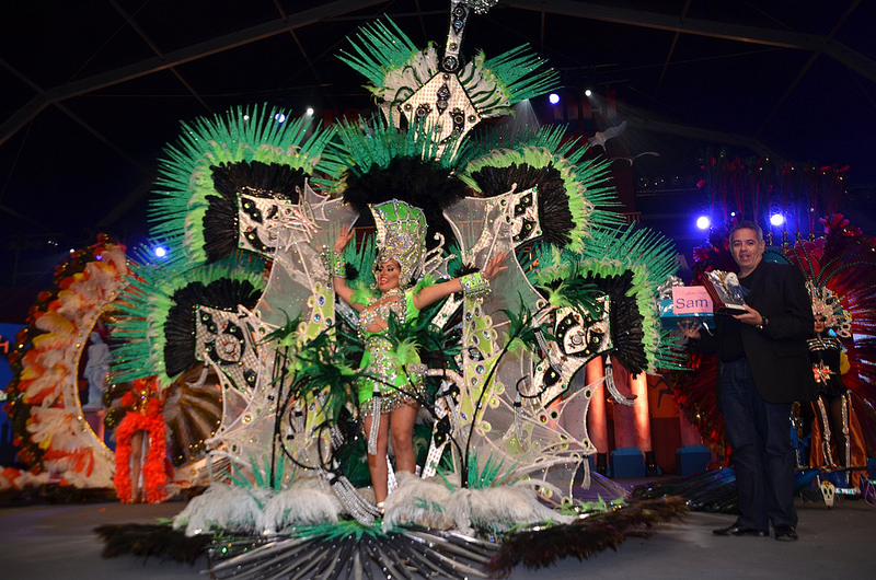 Víctor Sanginés, entregando el premio a la Primera Dama de Honor.