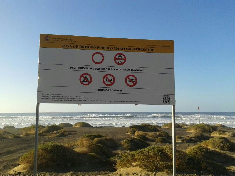 Cartel el en que se informa la imposibilidad de circular en coche por Famara.