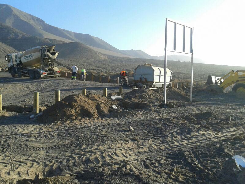 Trabajadores dando los retoques al cierre.
