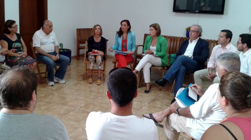 Reunión de la presidenta insular del PP y parlamentarios con vecinos afectados.