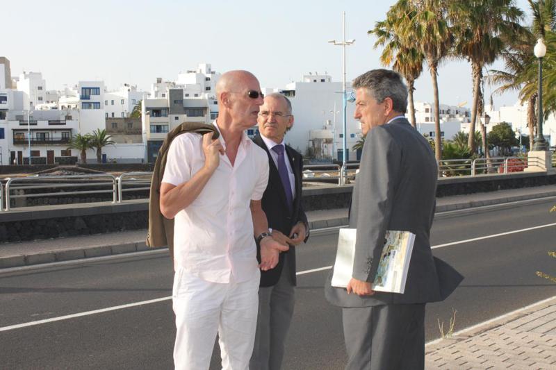 Imagen del encuentro que Jaime Cortezo y el entonces alcalde de Arrecife, Cándido Reguera, mantuvieron con el arquitecto suizo Jacques Herzog.