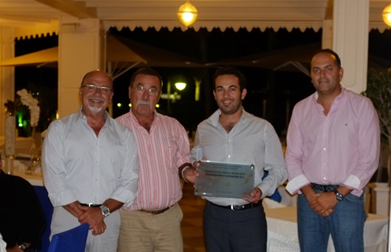 Tito Mesa junto a su hijo Daniel recogen de manos de Ángel Ferreras e Ismael Alemán, presidente y director general de Toyota Canarias respectivamente, la distinción como mejor concesionario del año.