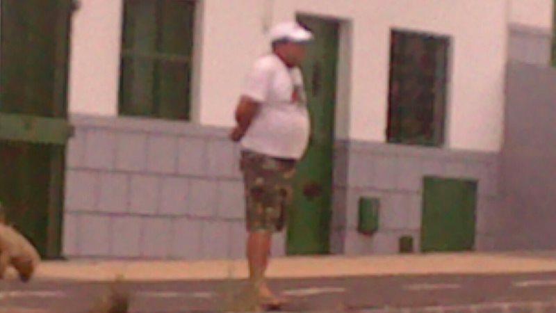 Francisco, el morador del solar, miraba impasible los trabajos de los operarios.