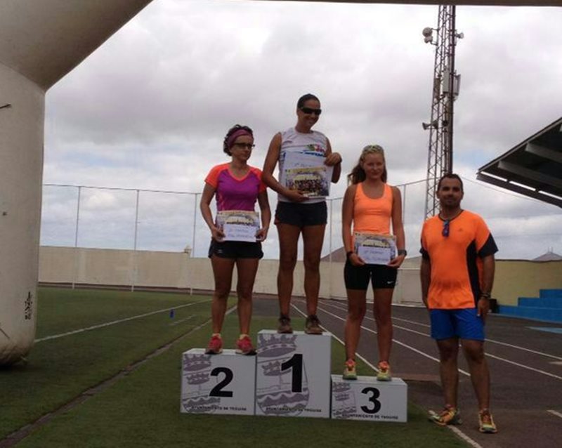 El concejal Echedey Eugenio hizo entrega del trofeo a nuestra compañera.