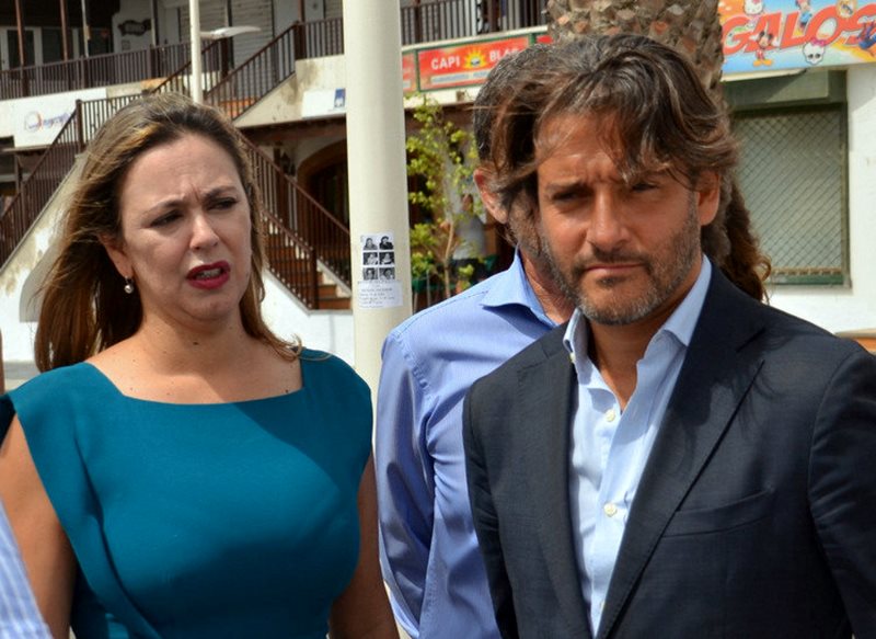 Gustavo Matos, en la imagen junto a la secretaria insular del PSOE, Loli Corujo, será el primero en estar en la isla.
