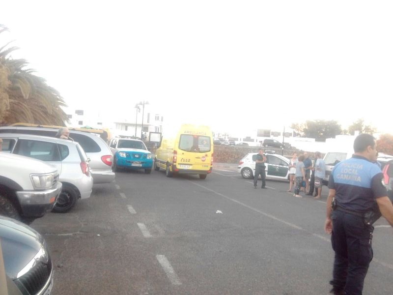 Hasta la zona se desplazaron una ambulancia medicalizada y otra de soporte vital básico del Servicio de Urgencias Canario y la Policía Local de Haría.