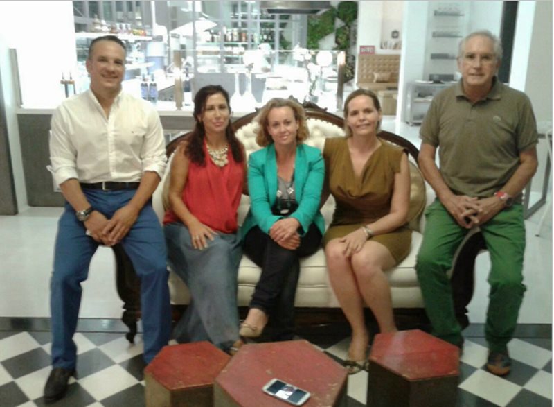 Chesco Hernández, la abogada Eva García, la propietaria del Restaurante, Elba María Cabrera Bermúdez, la abogada Fayna Pérez y Alejandro Morales, en el Restaurante DER de Lanzarote.