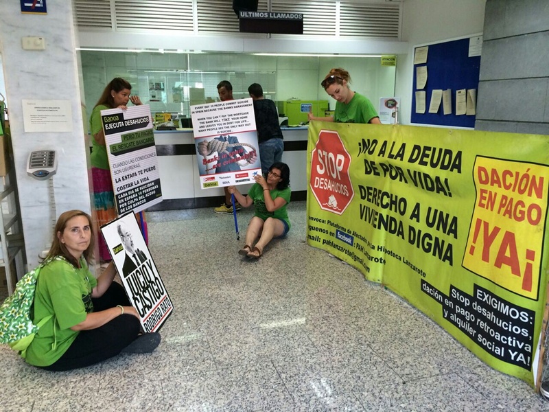 Cristina Cividanes, a la izquierda, junto a sus compañeras en la oficina de Bankia.