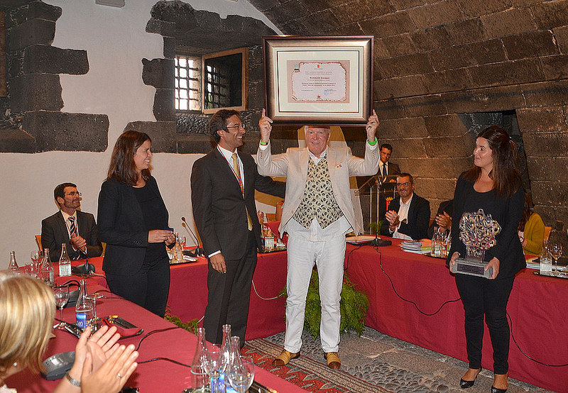 Keneth Gasque, contento con su premio.