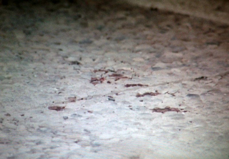 Sangre en el suelo, en el lugar donde tuvo lugar el apuñalamiento.