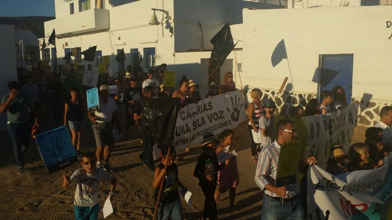 Unas 150 personas se han manifestado en La Graciosa. Fotografía de Miguel Páez.