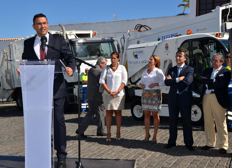 El alcalde, Oswaldo Betancort, durante la presentación del nuevo servicio de limpieza y recogida de basura.