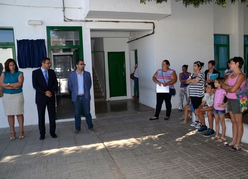 El alcalde, junto a los ediles Echedey Eugenio y Lourdes Cabrera, en la inauguración del comedor de este centro educativo.