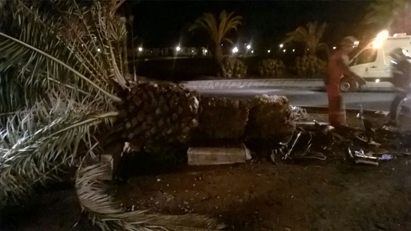 Los bomberos y Protección Civil rescataron a los dos jóvenes del interior del coche.
