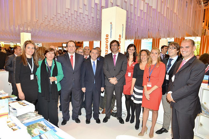 La delegación lanzaroteña, junto a Paulino Rivero, en Fitur el pasado año.