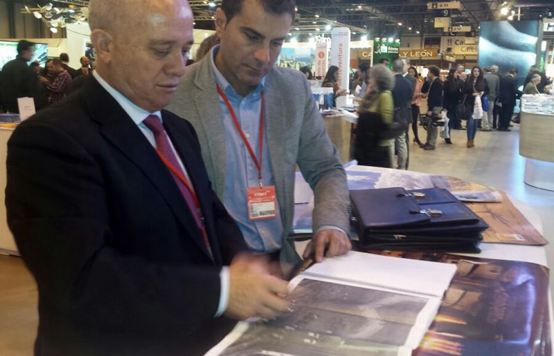 Pancho Hernández y Mame Fernández, con el proyecto en Fitur.