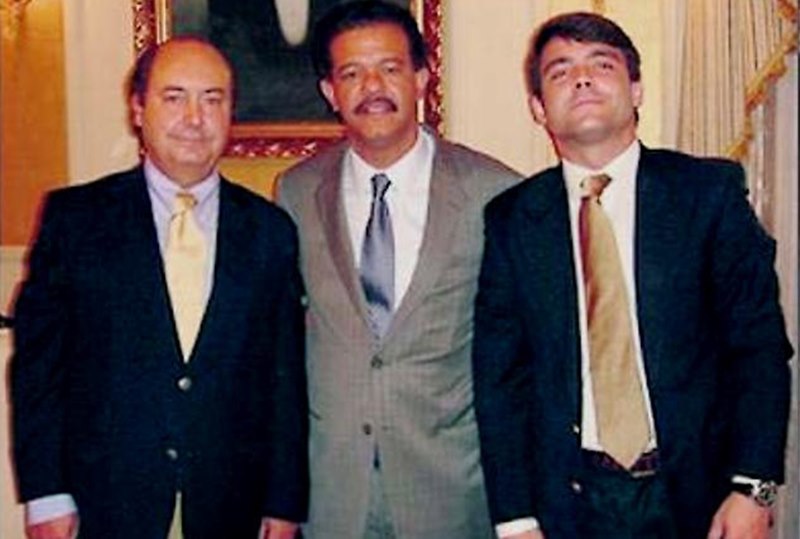 Arturo del Tiempo, a la izquierda de la imagen, junto al ex presidente dominicano Leonel Fernández y su hijo.