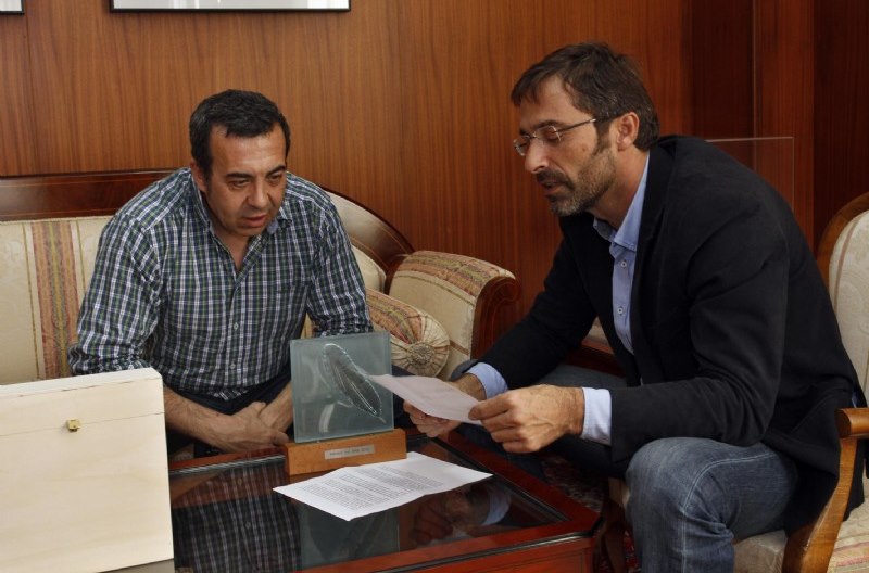 Pedro San Ginés y el asesor de la Oficina de Acción Global, Ezequiel Navío.