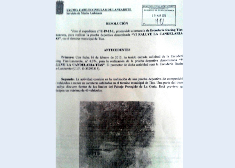 El organizador del Rallye recibe el permiso del Cabildo horas antes del evento.